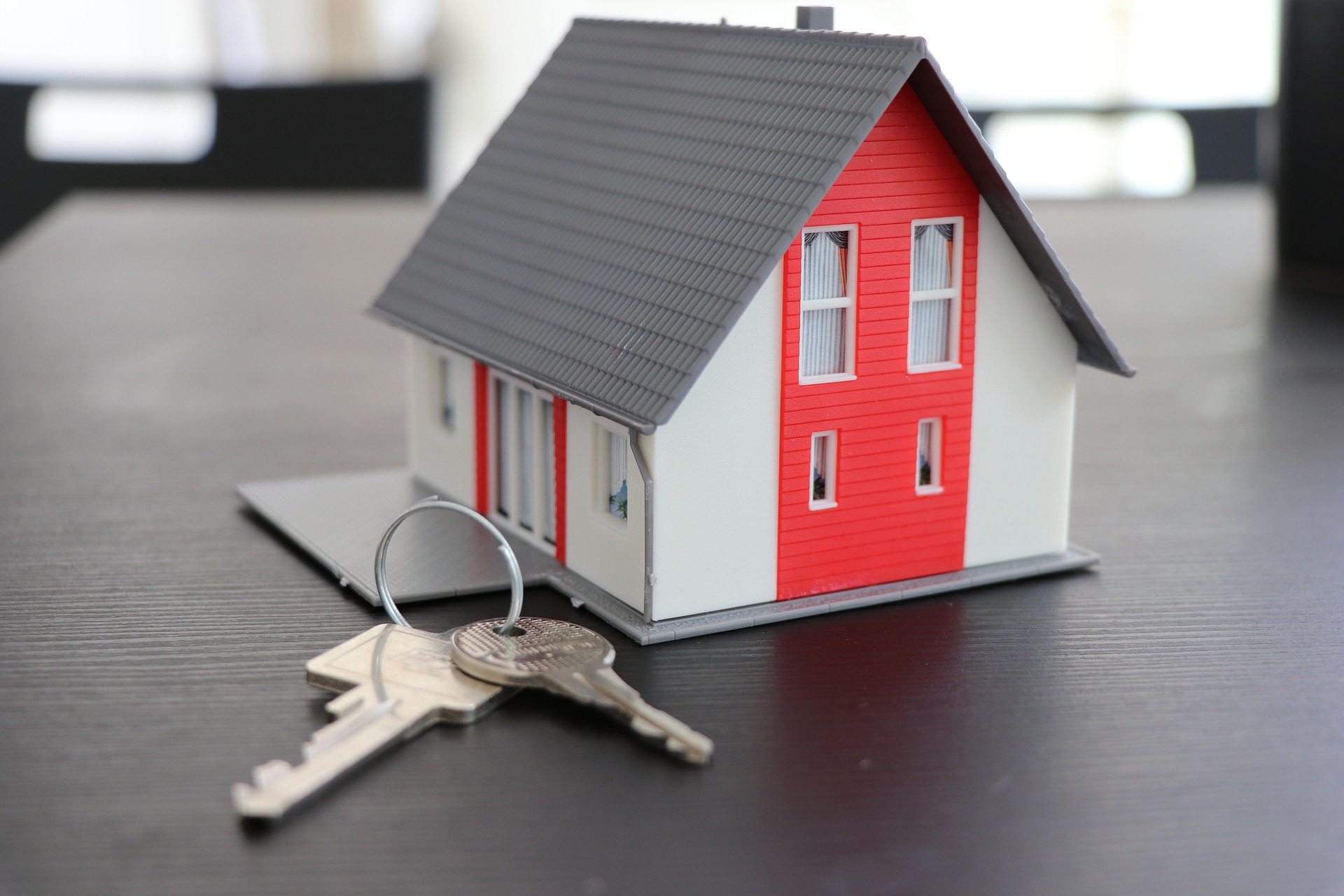 ¿A quién corresponde el uso y disfrute de la vivienda familiar?